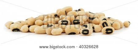 Mucchio di black eyed peas su sfondo bianco