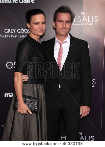 LOS ANGELES - 01 de JUN: Balthazar Getty & Rosetta Millington chegam à crisálida borboleta bola 1
