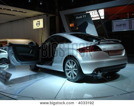 Купе автомобиль в автосалоне