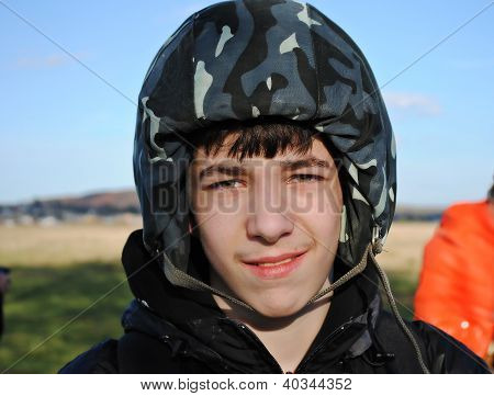 Un giovane uomo in un casco