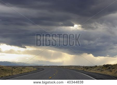 Storm skyer over motorvejen