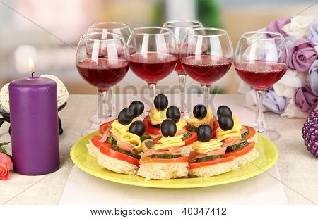 Canapés e vinhos no restaurante