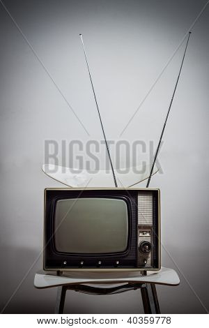 televisione Vintage su una sedia bianca