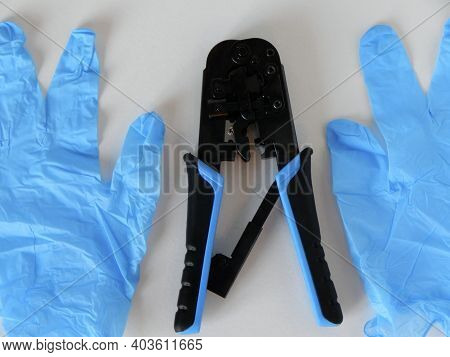 Clipper For Thurst Internet Wires And Protective Gloves