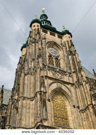 Alta torre campanaria della cattedrale della città di Praga
