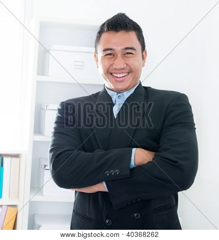Mladí jihovýchodní Asie executive stojí v úřadu