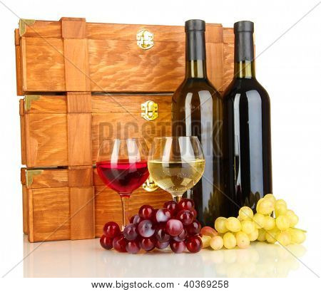Casse di legno con bottiglie di vino isolate on white