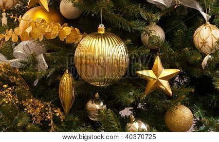 Guld pynt på juletræet