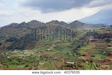 Bulutlu Virunga Dağları manzarası