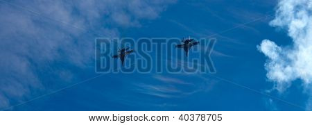 Dos F-18 Hornet Figher chorros sobre un cielo azul