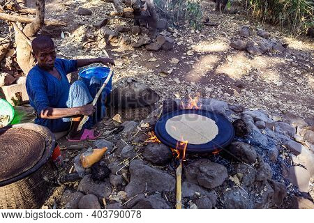 Tis Issat, Ethiopia - Feb 05, 2020: Ethiopian Woman Baking Bread Near The Bridge Of The Portuguese O