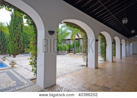 ลานสวยในแมนชั่นที่สวยงาม (โปรตุเกส)