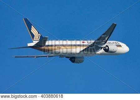 Singapore Airlines Boeing 777-200 9v-sqk Passenger Plane Departure And Take Off At Hong Kong Chek La