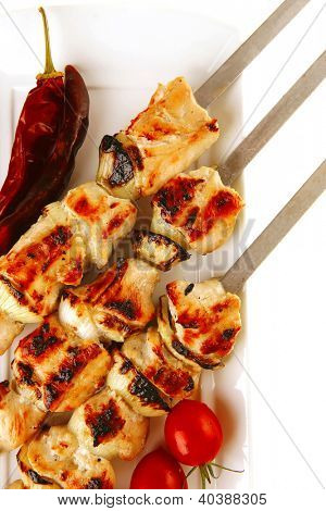 frisk grillet svinekød shish kebab på hvidt fad