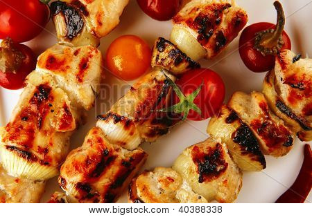 frisk grillet kylling shish kebab på hvidt fad