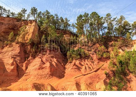 Červené útesy v Roussillon (les Ocres), Provence, Francie