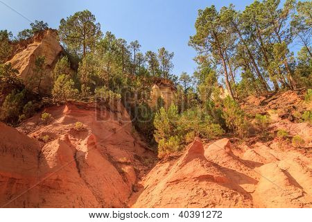 Červené útesy v Roussillon (les Ocres), Provence, Francie
