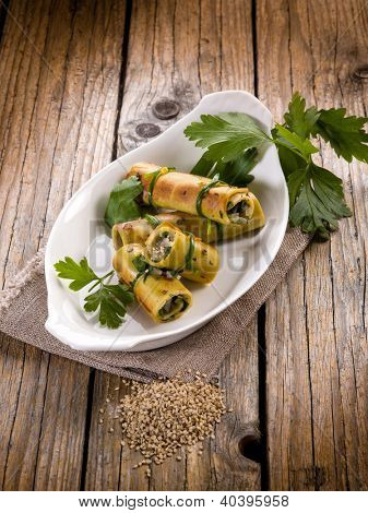 seitan arrotolato con prezzemolo e cipolla, cibo vegetariano