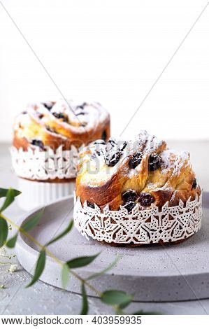 Easter Cake Kraffin. Craffins With Raisins, Candied Fruits And Sprinkled With Powdered Sugar. Close-