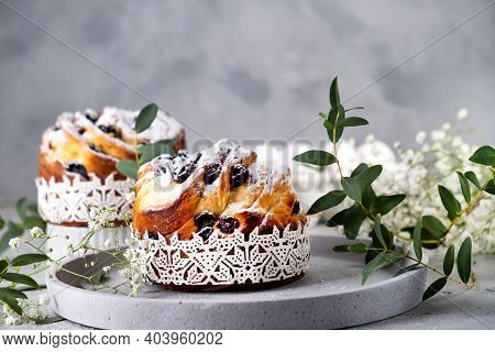 Easter Cake Kraffin. Craffins With Raisins, Candied Fruits And Sprinkled With Powdered Sugar. Close-