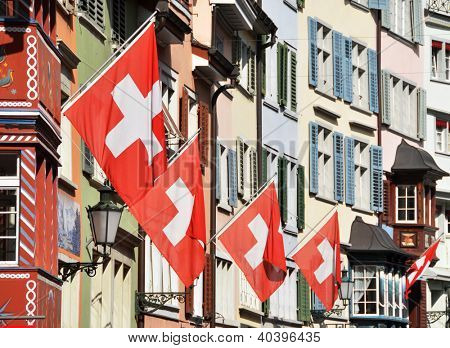 Gamle gade i Zürich dekoreret med flag for den schweiziske nationaldag, d. 1 August