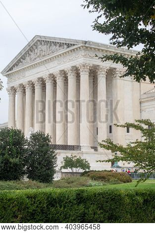 Washington Dc, Usa 9-24-20, Supreme Court Building Vertical Image With Green Bushes And Trees. Calm 