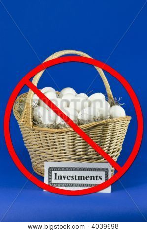 Investitionen Eier in einen Korb mit keinen Schrägstrich
