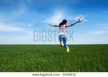 Nainen hypätä kentän