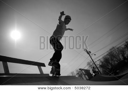 Skateboardista na rampě