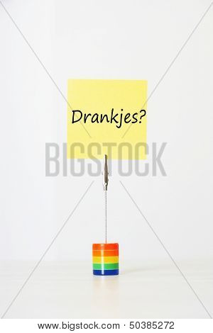 Sticky notepaper with Dutch text meaning "Drankjes?" (Drinks) clipped to a multicolored card holder