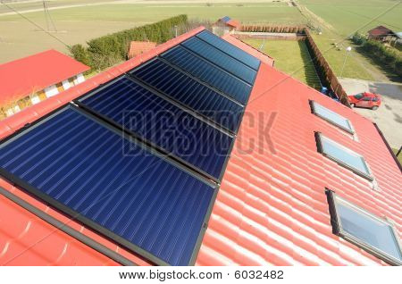 Solar panelson le toit rouge