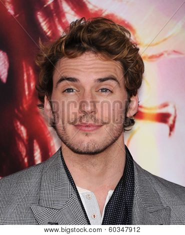 LOS ANGELES - NOV 18:  Sam Claflin arrives to the 
