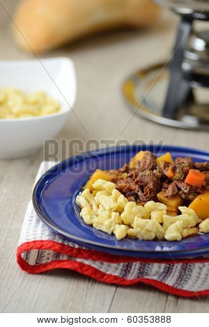 Piatto di Gulasch con gnocchetti ungheresi