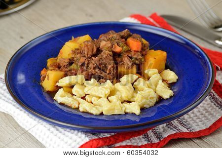Piatto di Gulasch con gnocchetti ungheresi