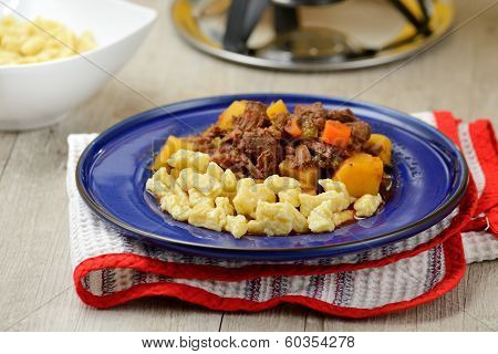 Piatto di Gulasch con gnocchetti ungheresi