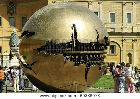 tourists on the inner court of Vatican museum