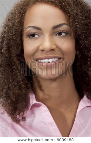 Razza mista bella ragazza afro-americana con sorriso perfetto
