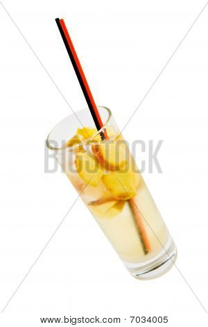 elegante kÃ¶stlichen Cocktail auf weiÃŸem Hintergrund