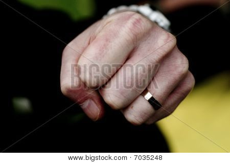 Vielsesring på mans hand.