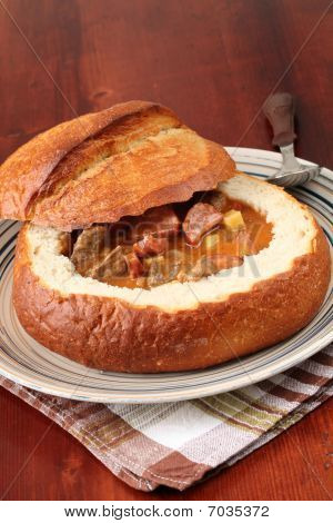 Gulaschsuppe im Brotlaib