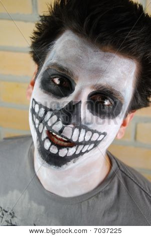 Retrato de um assustador esqueleto cara (carnaval, pintura de rosto)