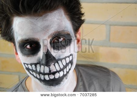 Retrato de um assustador esqueleto cara (carnaval, pintura de rosto)