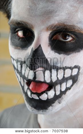 Retrato de um assustador esqueleto cara (carnaval, pintura de rosto)