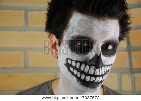 Retrato de um assustador esqueleto cara (carnaval, pintura de rosto)