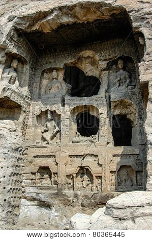 many bodhisattvas in a cave