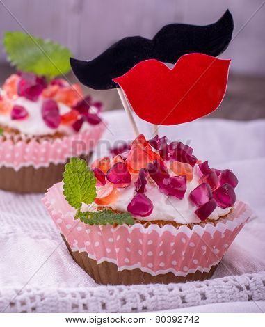 cupcakes with cream cheese frosting decorated
