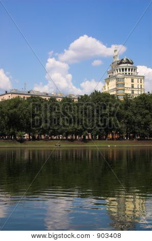 Dyrt hus i centrum af Moskva, Patriarshi damme