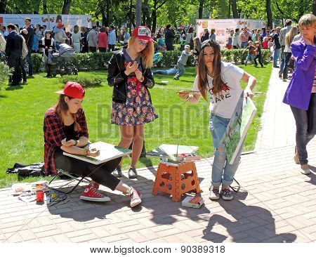 Drawing Girls In The Park