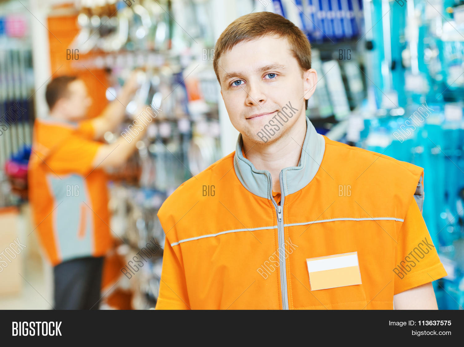 Продавец в магазин электрики. Продавец консультант парень. Продавец торгового зала. Продавец консультант мужчина. Продавец торгового зала.