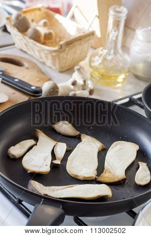 Fried slaced eryngii mushrooms to frying pan